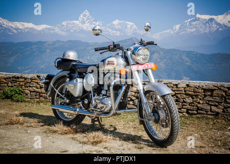 Eine Royal Enfield Bullet mit einer Kulisse mit Blick über zu matschaputschare oder Fishtale Berg. Stockfoto