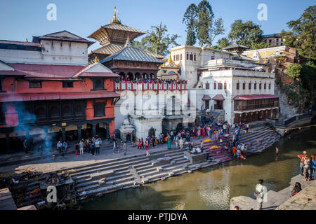 Eine feuerbestattung an der Shree Pashupatinath Tempel in Kathmandu. Stockfoto