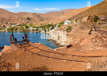 Eisenbahnschienen einer verlassenen Mine in Megalo Livadi auf Serifos. Die Kykladen, Griechenland Stockfoto