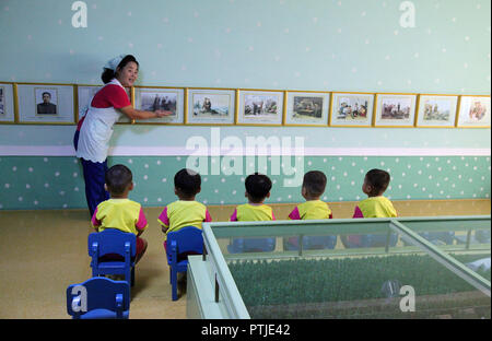 Junge Kinder über die Kim Dynastie um nampo Waisenhaus gelehrt wird Stockfoto