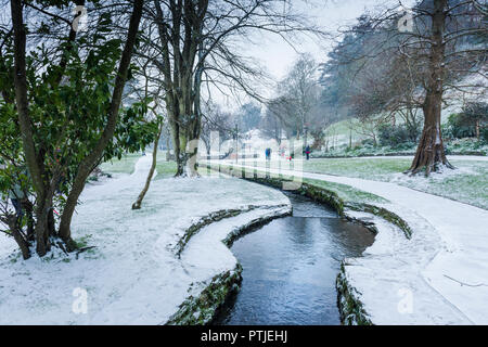 Schnee in Trenance Gärten in Newquay in Cornwall. Stockfoto