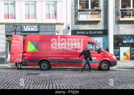 Ein Parcel Force delivery van Fahrzeug in Truro in Cornwall. Stockfoto