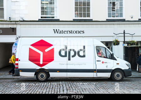 Ein DPD Kurier van Fahrzeug außerhalb eines Waterstones Buchhandlung in Truro in Cornwall geparkt. Stockfoto