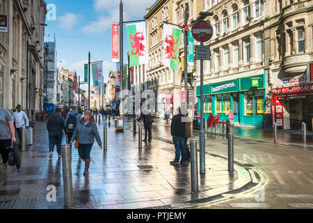 Eine Straße in der Innenstadt von Cardiff in Wales Stockfoto