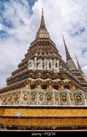 Rama III im Chedi Phra Maha Chedi Si Rajakarn, Wat Pho, Bangkok, Thailand. Stockfoto