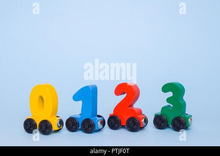 Holz- Nummern 0,1,2,3 Buchstaben Waggons Alphabet. Helle Farben Rot Gelb Grün auf weißem Hintergrund. Frühe mathematische Bildung, Lernen zu Stockfoto