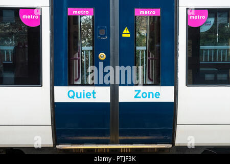 Die geschlossenen Türen eines C2C stehendem Zug in einen Bahnhof. Stockfoto