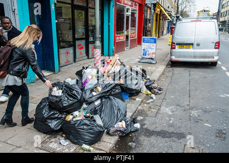 Plastiktüten von Müll aufgetürmt auf die London Street. Stockfoto