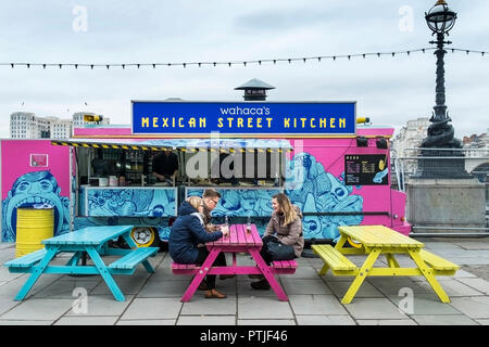 Eine Wahaca mexikanischen Street Food Catering van Truck auf dem Damm in London. Stockfoto