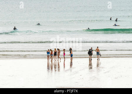 Urlauber auf den Fistral Beach in Newquay in Cornwall. Stockfoto