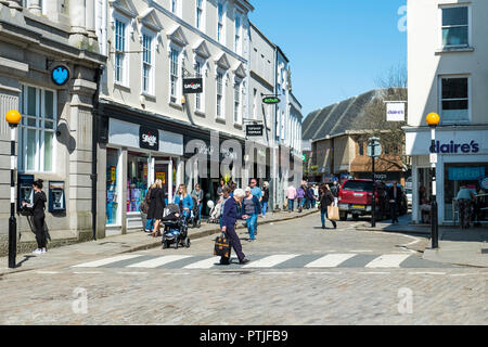 Eine Straßenszene in Truro in Cornwall. Stockfoto