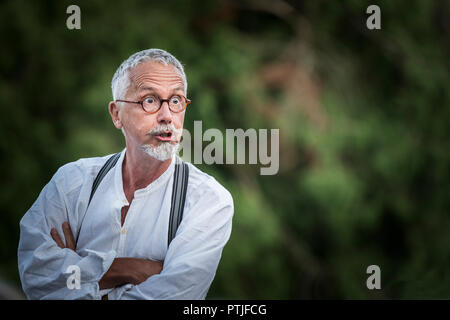 Schauspieler Richard Kernow von Theatre Company die Wird Bard Köpfe im Trebah Garten in Cornwall zu finden. Stockfoto
