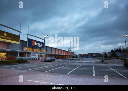 Am frühen Morgen Blick auf den leeren Parkplatz in einem britischen Einzelhandelsgeschäft - alles, bevor die Käufer für die Januar-Verkäufe ankommen. Wintermorgen. Stockfoto