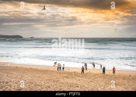 Urlauber auf den Fistral Beach in Newquay in Cornwall. Stockfoto