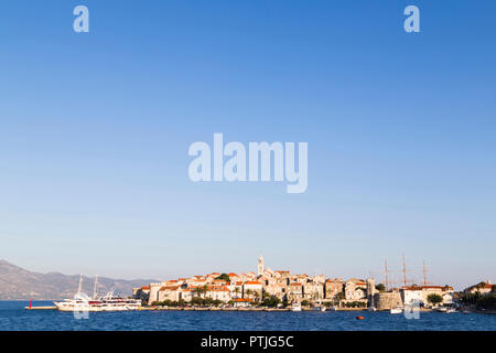 Blauer Himmel über die ummauerte Altstadt von Korcula. Stockfoto