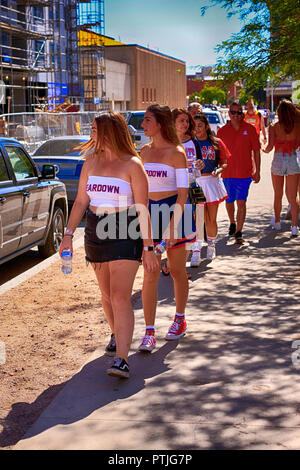 Gruppe von Neuling Studentinnen tragen tanktops Beardown der Universität von Arizona in Tucson AZ Stockfoto