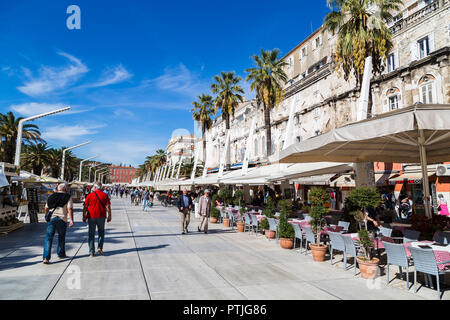 Das Cafe gesäumt auf Splits Uferpromenade. Stockfoto