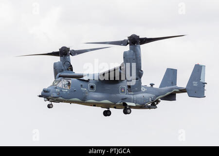 CV-22 B Osprey schwebt über der Landebahn. Stockfoto