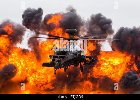 Army Air Corps WAH-64D Apache vor einer Wand aus Feuer. Stockfoto