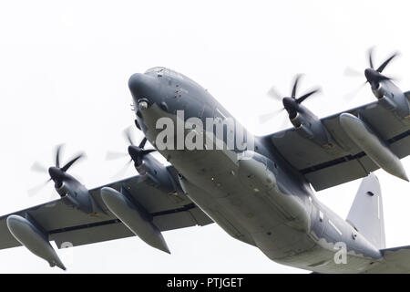 USAF Special Ops MC-130J Commando II Hercules zieht aus RAF Mildenhall. Stockfoto