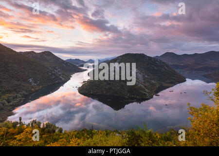 Sonnenaufgang in der Nähe von Rijeka Crnojevica in Montenegro. Stockfoto