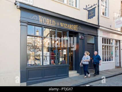 Welt der Zauberei shop in Trümmern. Stockfoto