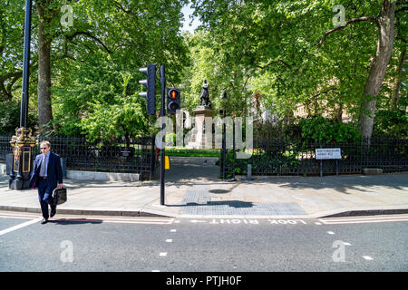 Statue von General Sir James Outram entworfen 1871 von Matthew Edel in Victoria Embankment Gardens in London, Großbritannien Stockfoto