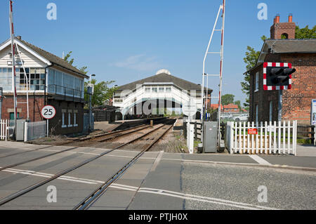 Bahnübergang und Bahnhof. Stockfoto