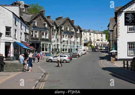 Queens Hotel und Geschäfte in Ambleside entfernt. Stockfoto