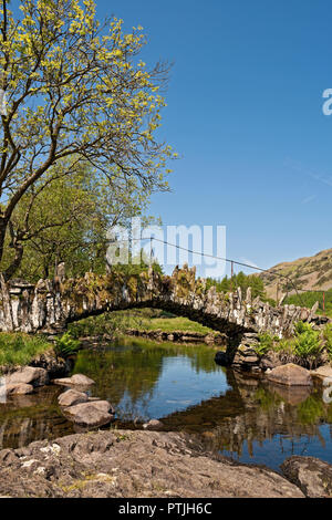 Slaters Brücke über den Fluss Brathay im Sommer. Stockfoto