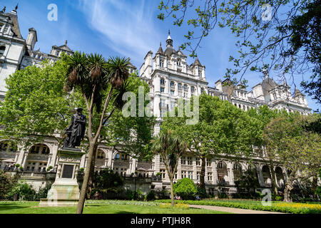 Whitehall Gardens am Victoria Embankment mit William Tyndale Statue - London-UK Stockfoto