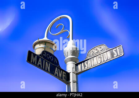 Alte Wegweiser umgearbeitet an der Ecke Main Ave und Washington St" in der Innenstadt von Tucson, AZ Stockfoto