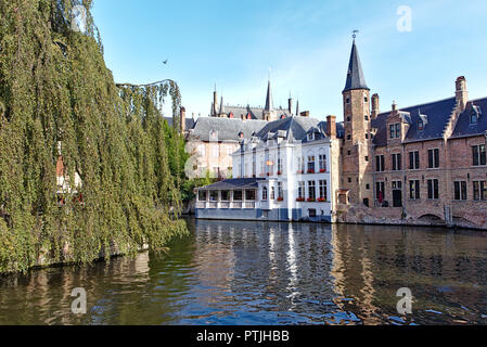 Blick auf rozenhoedkaai von der Brücke im Zentrum von Brügge. Stockfoto