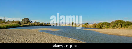 Von der Mündung des Flusses Guadalhorce Strand des Mittelmeers in Malaga, Spanien. niedrigen Winkel Panoramablick gesehen Stockfoto