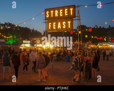 Street Food Bereich bei Nacht im Latitude Festival im Henham Park. Stockfoto