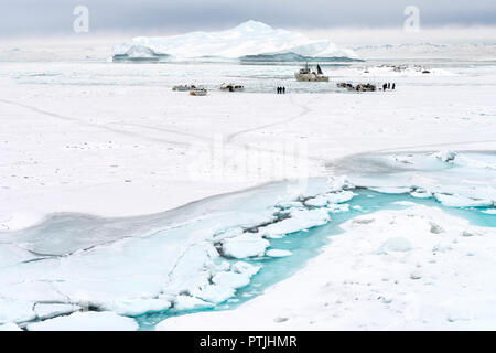 Fischer auf dem Meereis bei Ilulissat in Westgrönland. Stockfoto