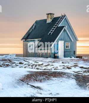 Ein verlassenes Haus in der Siedlung Oqaatsut in Westgrönland. Stockfoto