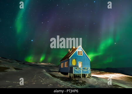 Die Nordlichter über Oqaatsut Dorf im Westen von Grönland. Stockfoto