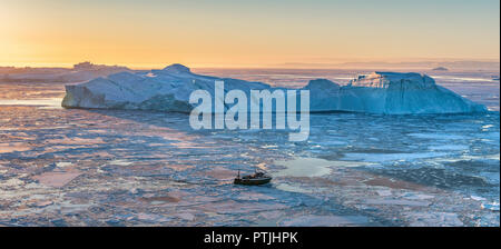 Sonnenuntergang über den Kangia Eisfjord bei Ilulissat in Westgrönland. Stockfoto