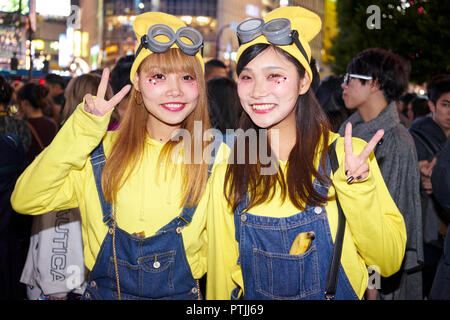 Junge japanische Mädchen gekleidet wie Schergen auf dem Halloween Feiern in Shibuya. Stockfoto