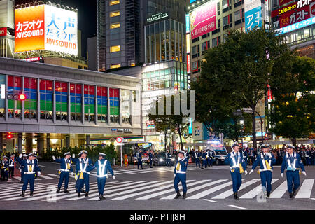 Polizei Kontrolle der Massen von Menschen, die während der Halloween Feiern in Shibuya. Stockfoto