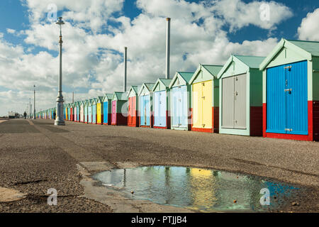 Strandhütten an Hove Strandpromenade. Stockfoto