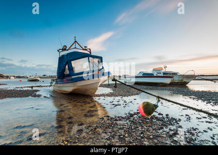 Boote auf dem Fluss Adur bei Ebbe. Stockfoto