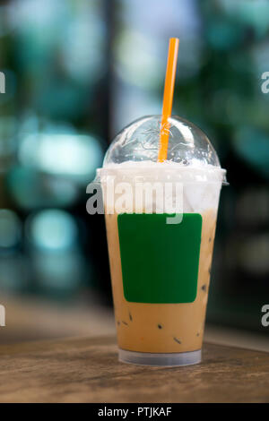 Cappuccino Eiskaffee in Plastik Becher zum Mitnehmen mockup Vorlage. Stockfoto