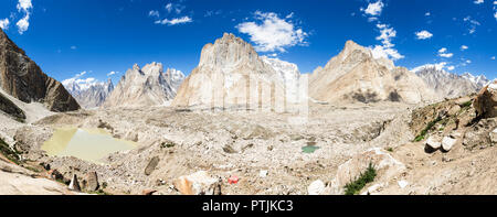 Panorama von urdukas mit payu Peak, Choricho, Uli Biaho, Trango gipfeln, Thunmo Kathedrale, Biale, Lungka und Biange gipfeln, Baltoro Gletscher, 1627-1630 Stockfoto