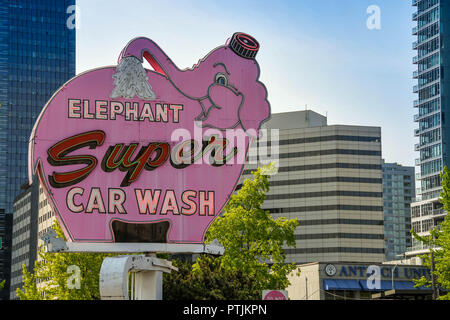 SEATTLE, Washington State, USA - JUNI 2018: großes Schild über dem Pink Elephant super car wash in Seattle City Center. Stockfoto