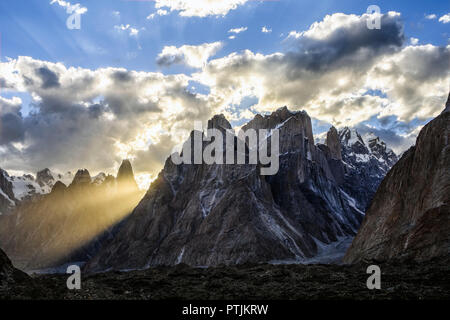 Great Trango Tower, Trango Schloss, Uli Biaho und Choricho bei Sonnenuntergang von urdukas Campingplatz, Baltoro Gletscher, 1627-1630, Stockfoto