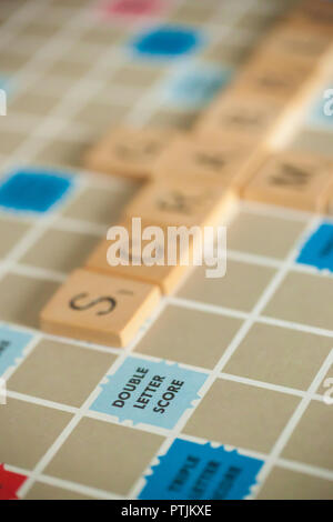 WOODBRIDGE, NEW JERSEY - Oktober 9, 2018: ein Jahrgang scrabble brettspiel mit buchstabensteine Rechtschreibung Scrabble gezeigt Stockfoto