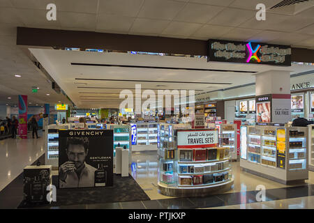 ABU DHABI, VEREINIGTE ARABISCHE EMIRATE, APRIL 11,2018: Der Flughafen Das ist der Duty-free-Bereich von Terminal 3, wo Sie kaufen können, Alkohol, Zigaretten, Chocolat und p Stockfoto