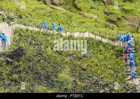 Niagara Falls, USA - 29. August 2018: ein holzsteg Besucher erfolgt auf der Basis des American Falls in Niagara Falls, New York State, USA Stockfoto